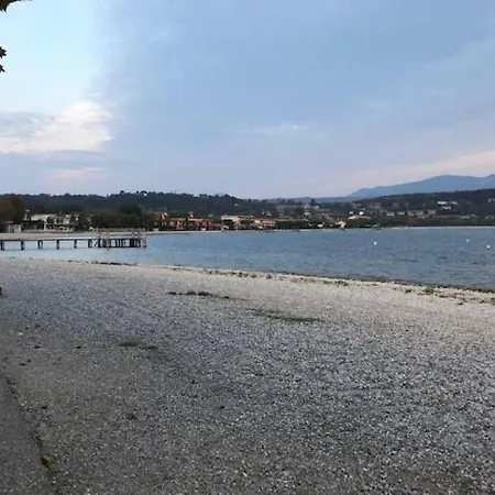 Small Joy On The Lake 拉法